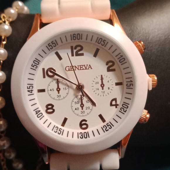 Round Pointer Quartz Watch White and Rose Gold And Gold Tone and Faux Pearl Brac - Picture 2 of 4